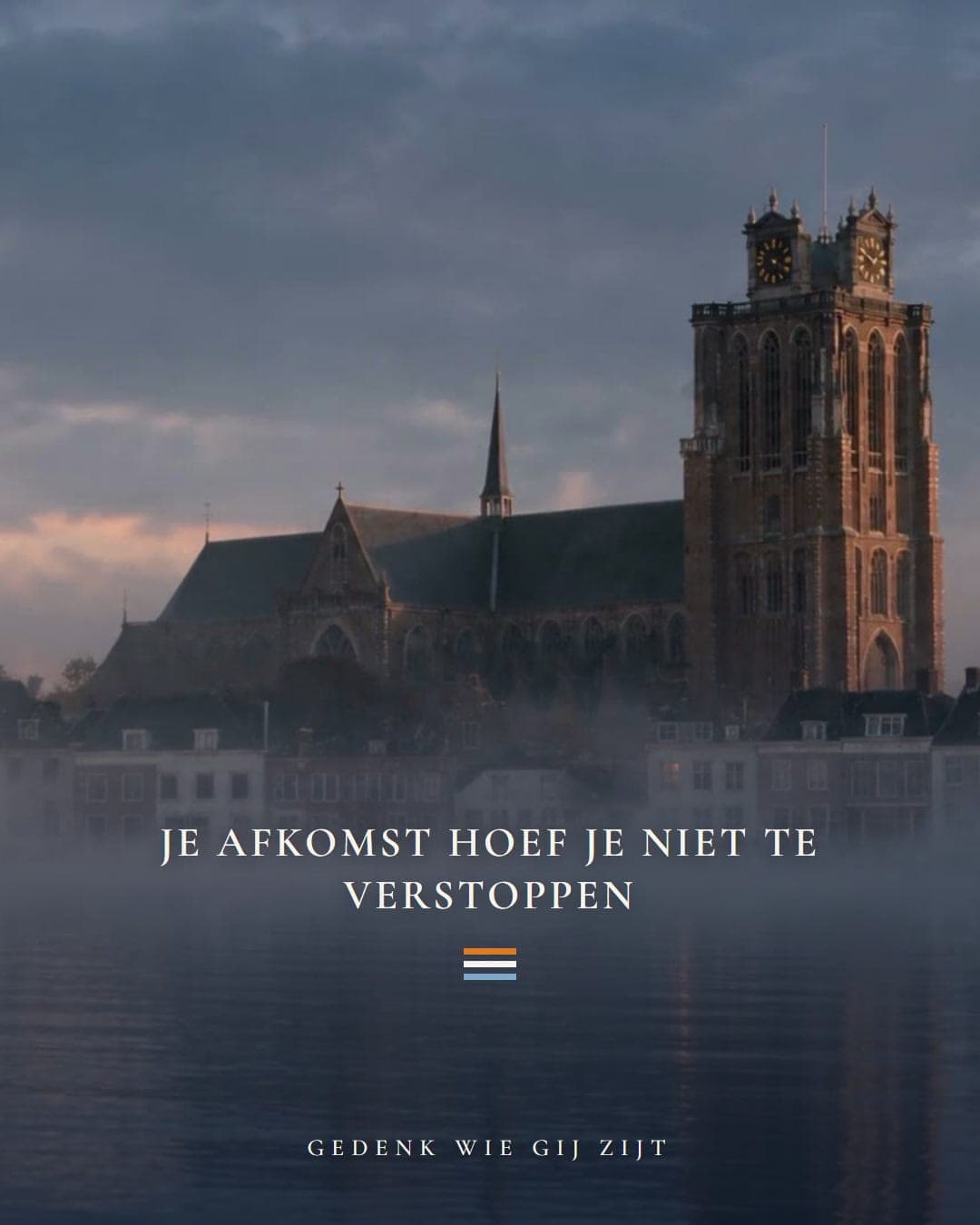 De Grote Kerk van Dordrecht in de ochtendmist boven de rivier, met de tekst: Je afkomst hoef je niet te verstoppen.